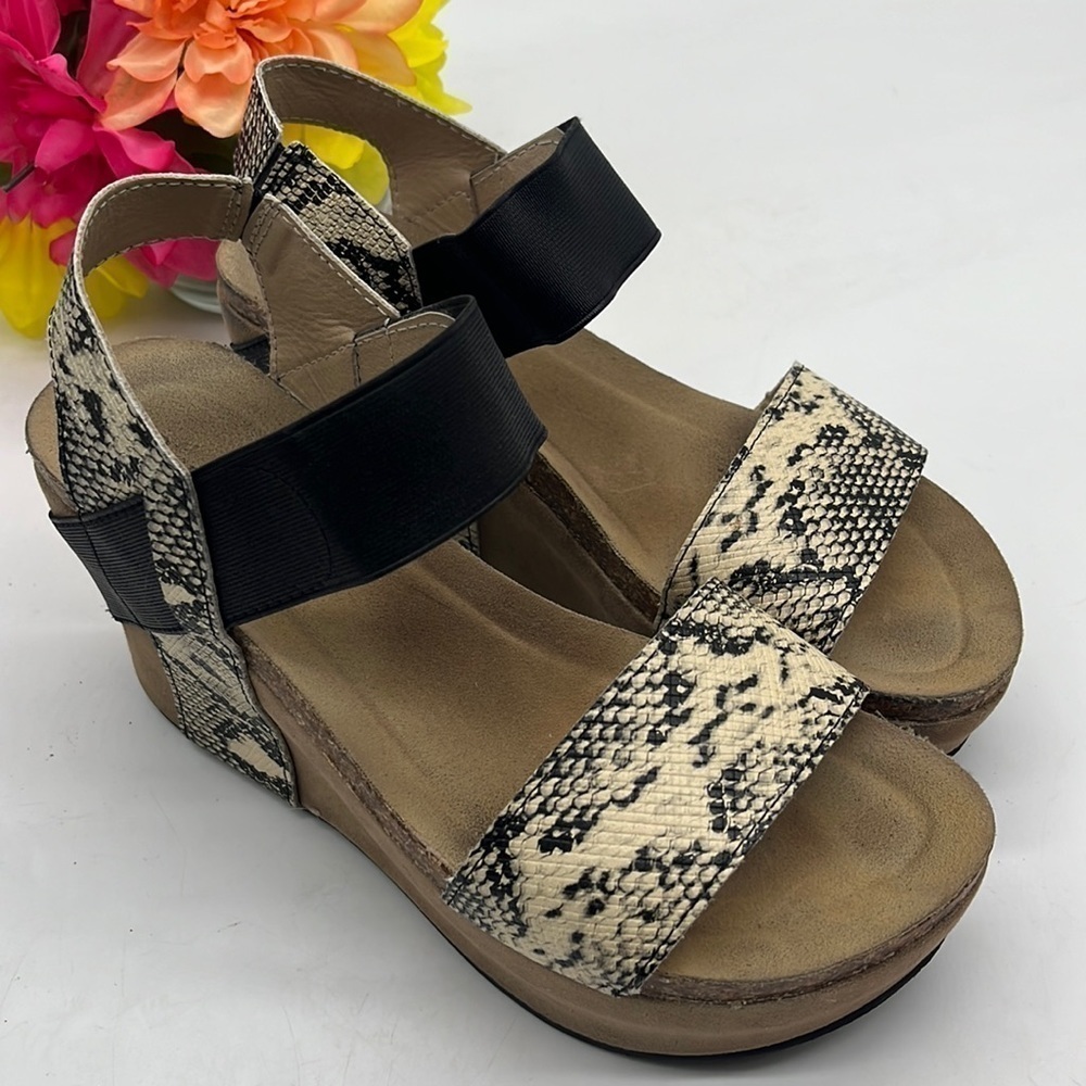 Pierre Dumas Black Cream Snakeskin Wedge Platform Sandal Sz 8. MCW2185E